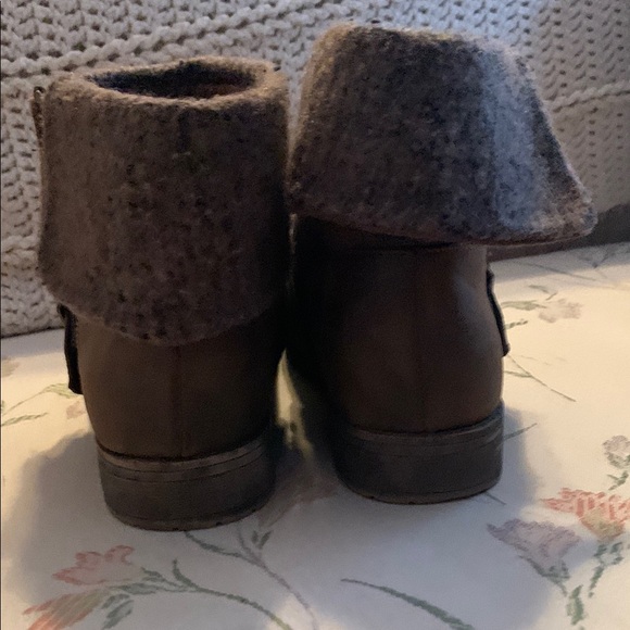 Cozy Brown Women’s Boots - Picture 3 of 4